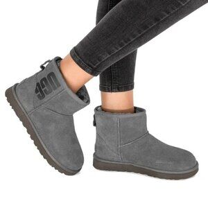 NEW UGG Classic Mini UGG Rubber Logo Grey Boot Suede Sheepskin EU 42 US 11 UK 9
